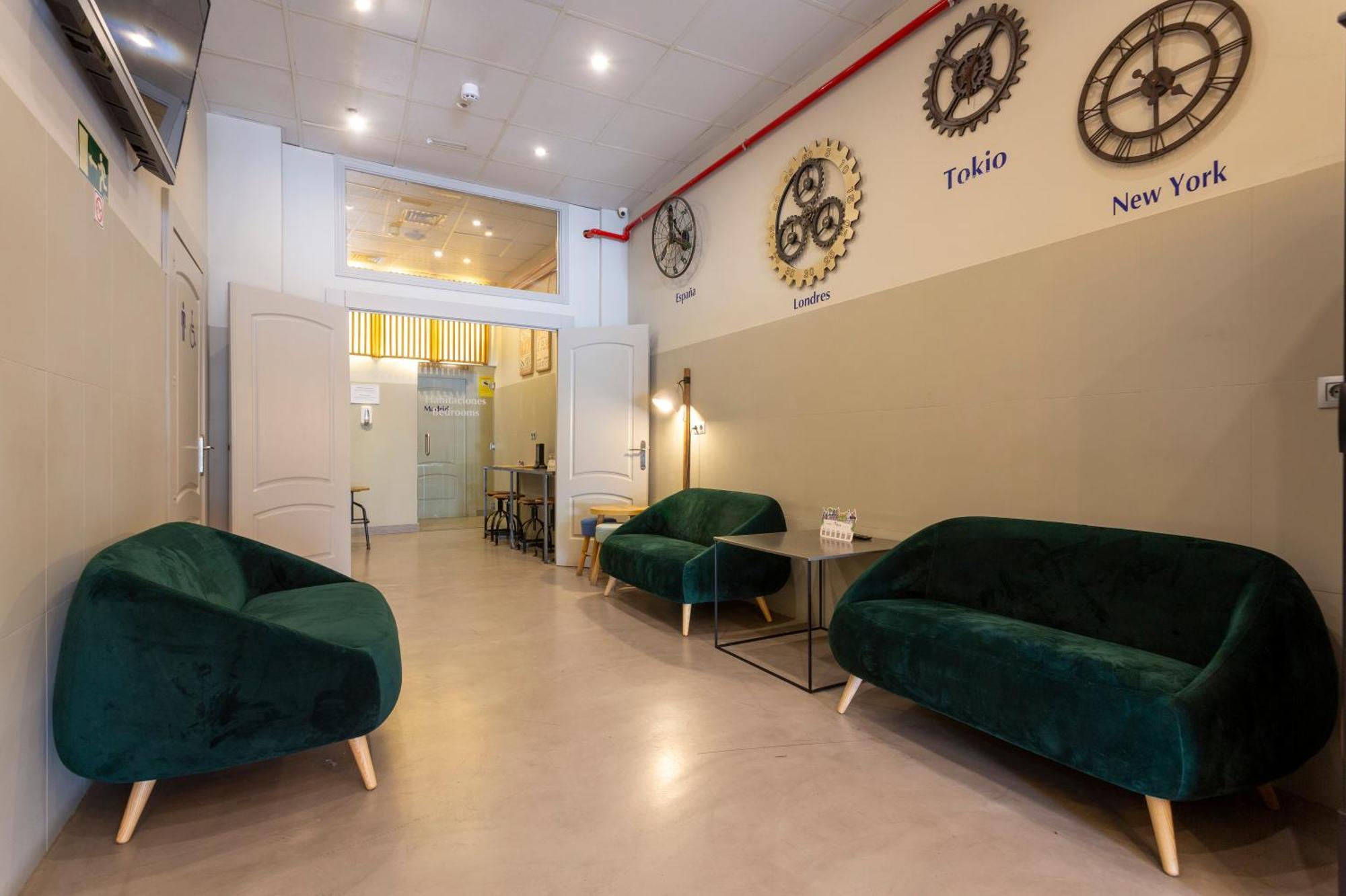 Malaga Stop Hostel Ab Экстерьер фото